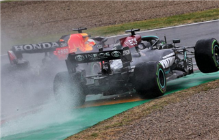 Директор FIA пояснив, чому Гамілтона не покарали за їзду заднім ходом