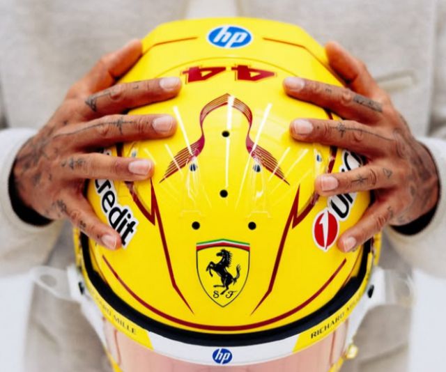 Гамілтон показав свій перший шолом у Ferrari