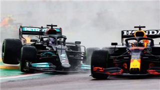 Експерт детально розписав тактичну боротьбу Mercedes та Red Bull