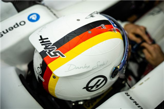 Мік Шумахер присвятив Феттелю свій шолом в останній гонці сезону
