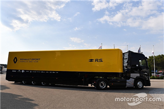 Вантажівка команди Ф1 Renault потрапила в аварію на шляху на Гран Прі Угорщини