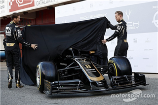 Галерея: Грожан і Магнуссен показали машину Haas перед початком тестів у Барселоні