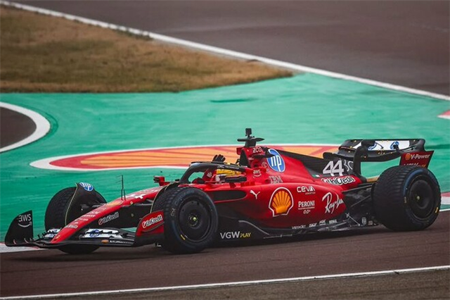 Льюїс Гамілтон вперше за кермом боліду Ferrari
