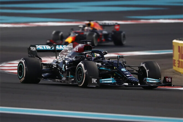 Мерседес Ф1: «Божевільний знищив рекорд найвеличнішого чемпіона всіх часів»