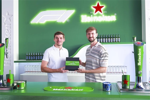 Ферстаппен презентував унікальний квиток на всі гонки сезону Ф1