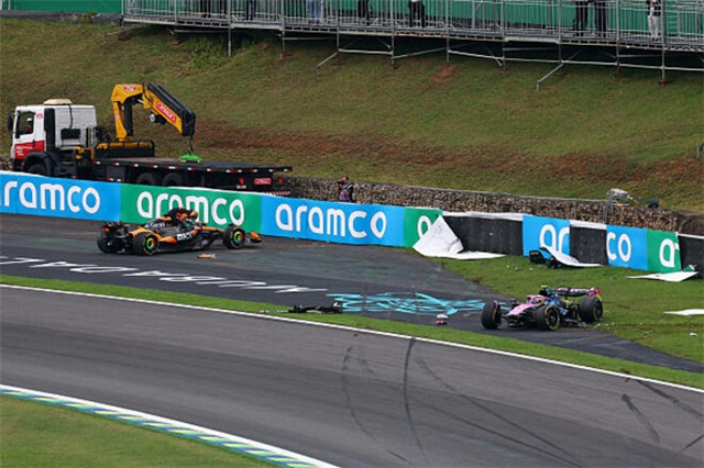 Аварія Макларен та червоний прапор. Хаос у спринті Гран-прі Бразилії спричинив мокрий бордюр