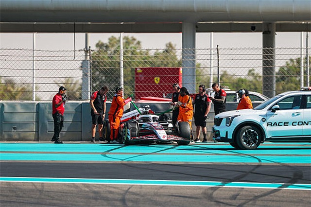 Заїзд Формули-1 перервано через аварію титулованого новачка