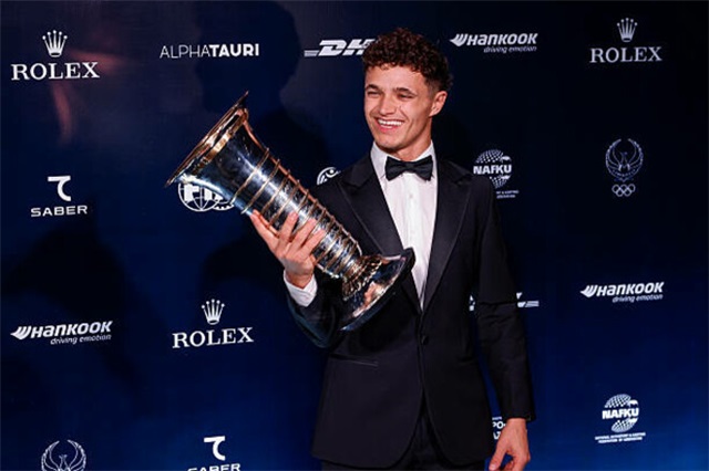 Новий чемпіон Ф1 вперше отримав свій трофей