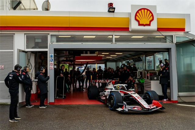 Команда Формули-1 провела тести на приватній трасі Феррарі