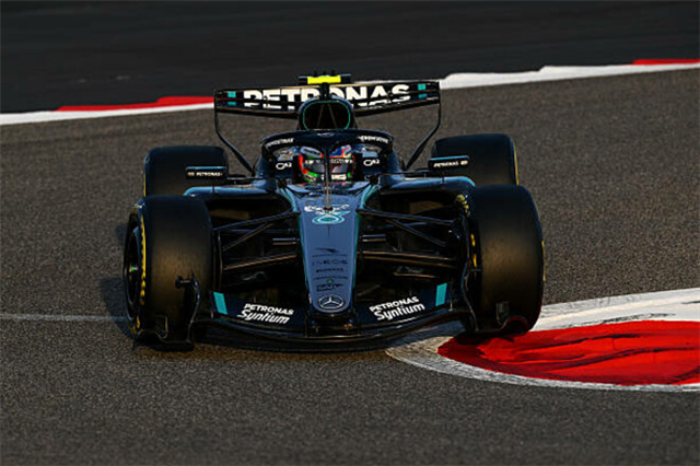 Тести Формули-1: симуляція гонки Мерседеса і Феррарі, робота Піастрі