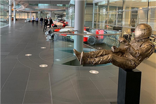 На базі McLaren з'явилася статуя Сенни