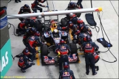 Лазерные указатели на пит-стопе Red Bull Racing
